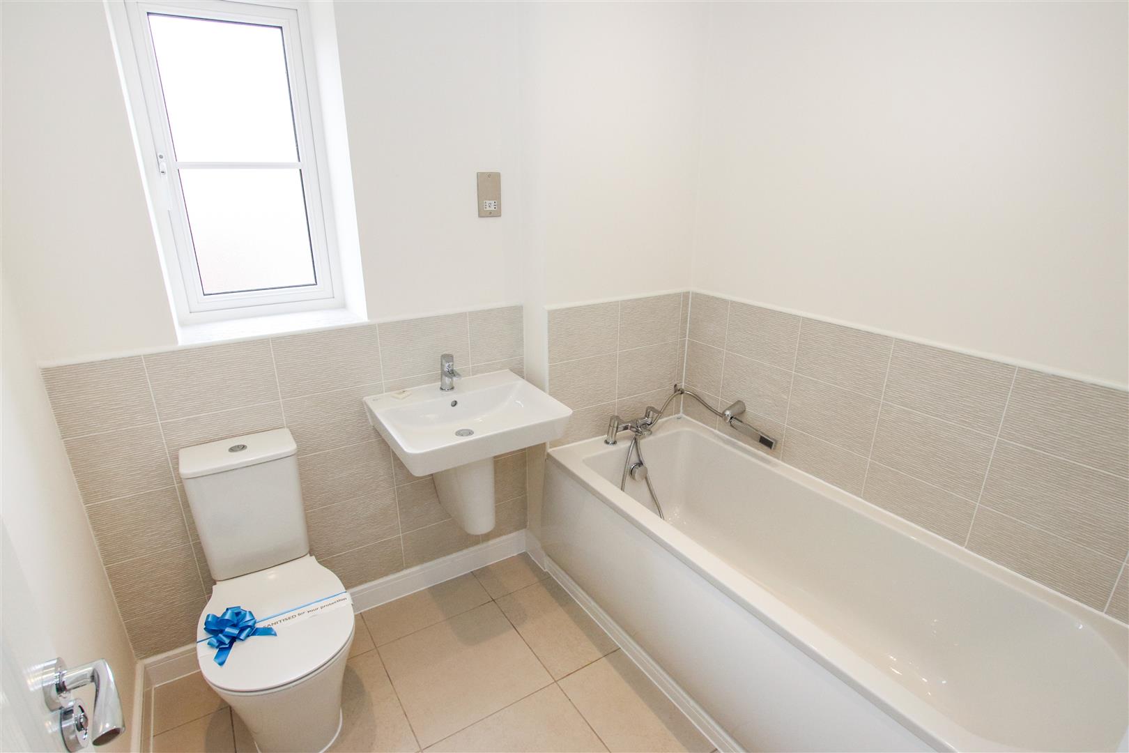 FIRST FLOOR FAMILY BATHROOM